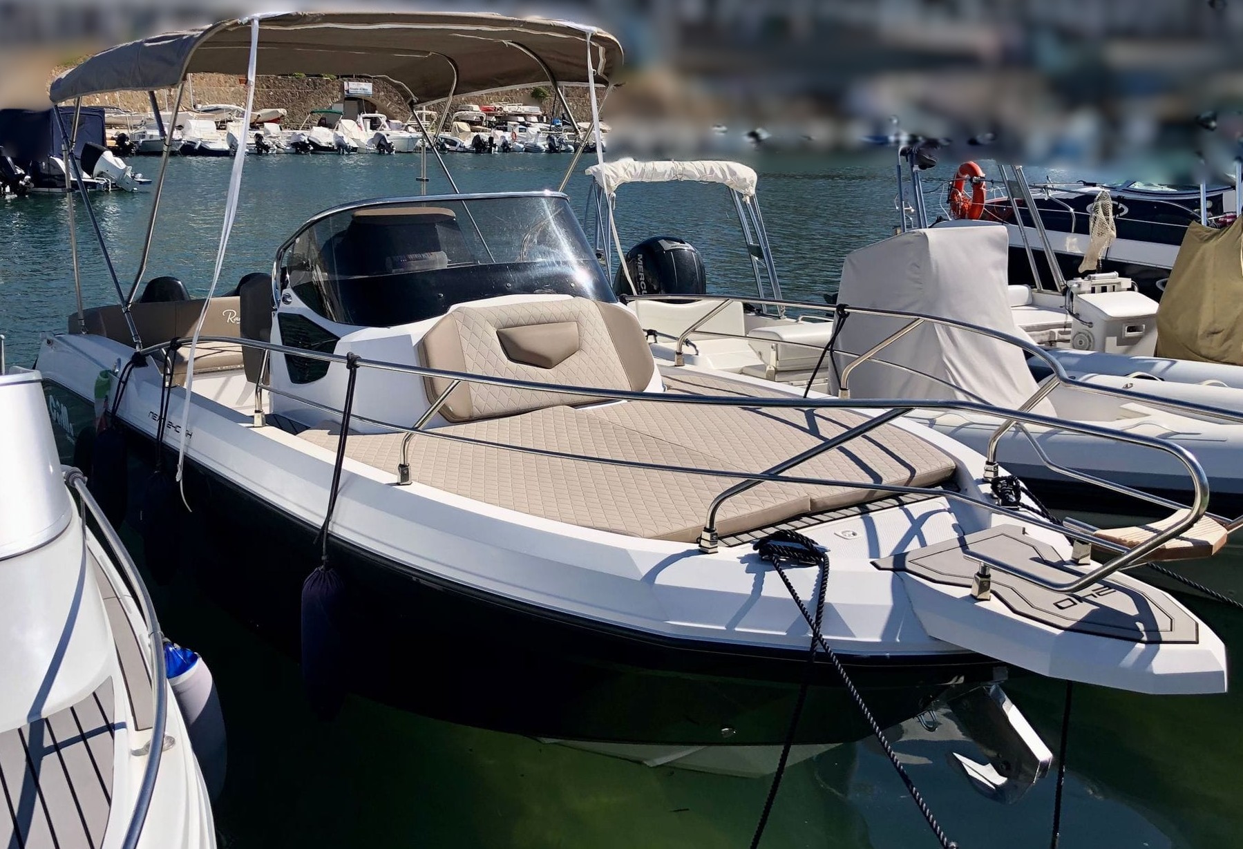 RANIERI INTERNATIONAL NEXT 240 SH + 2x140 hp SUZUKI ( TUTTO 2019) <br><a href=dettaglio.aspx?Id=414 >VAI ALLA SCHEDA</a>